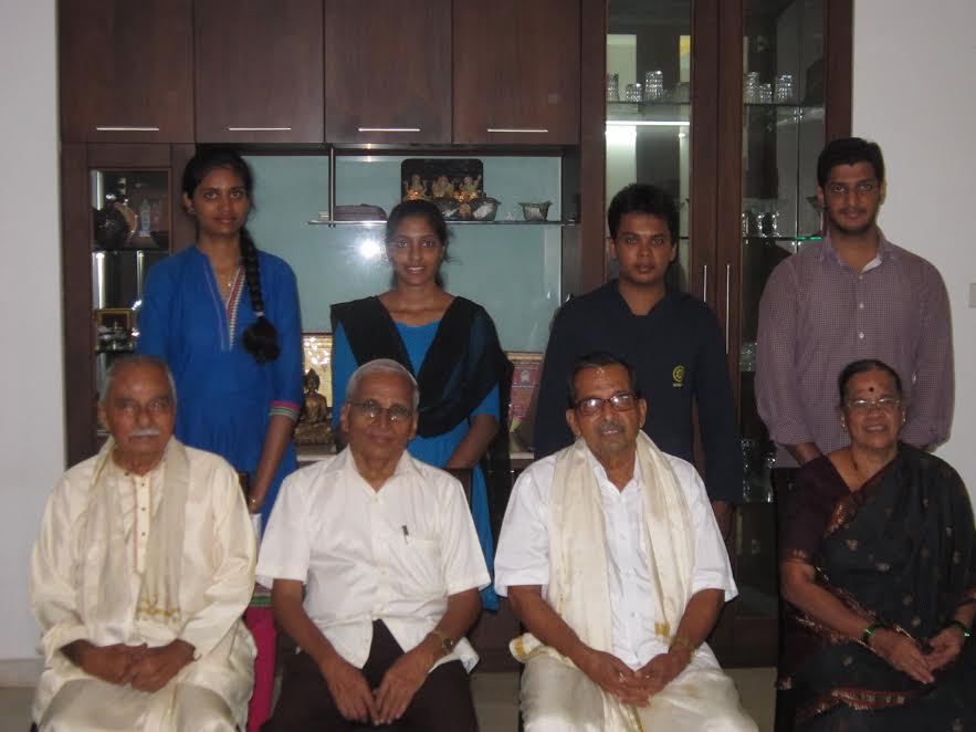 Tonse Valaya Brahmin Samiti distributes Scholarships for Engineering students